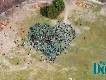 szív flashmob a dogz farsangi falkasétán