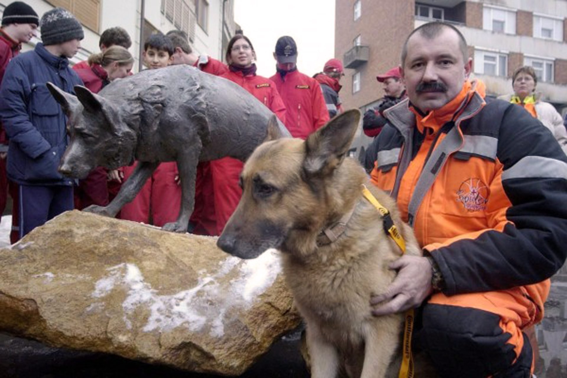 2020_07_mancsszobor-felavatasa-scaled.jpg