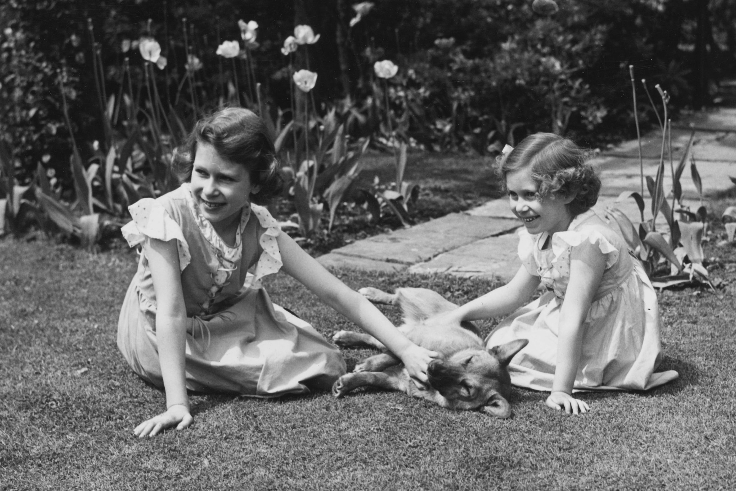 Erzsébet és Margit hercegnő egy corgival