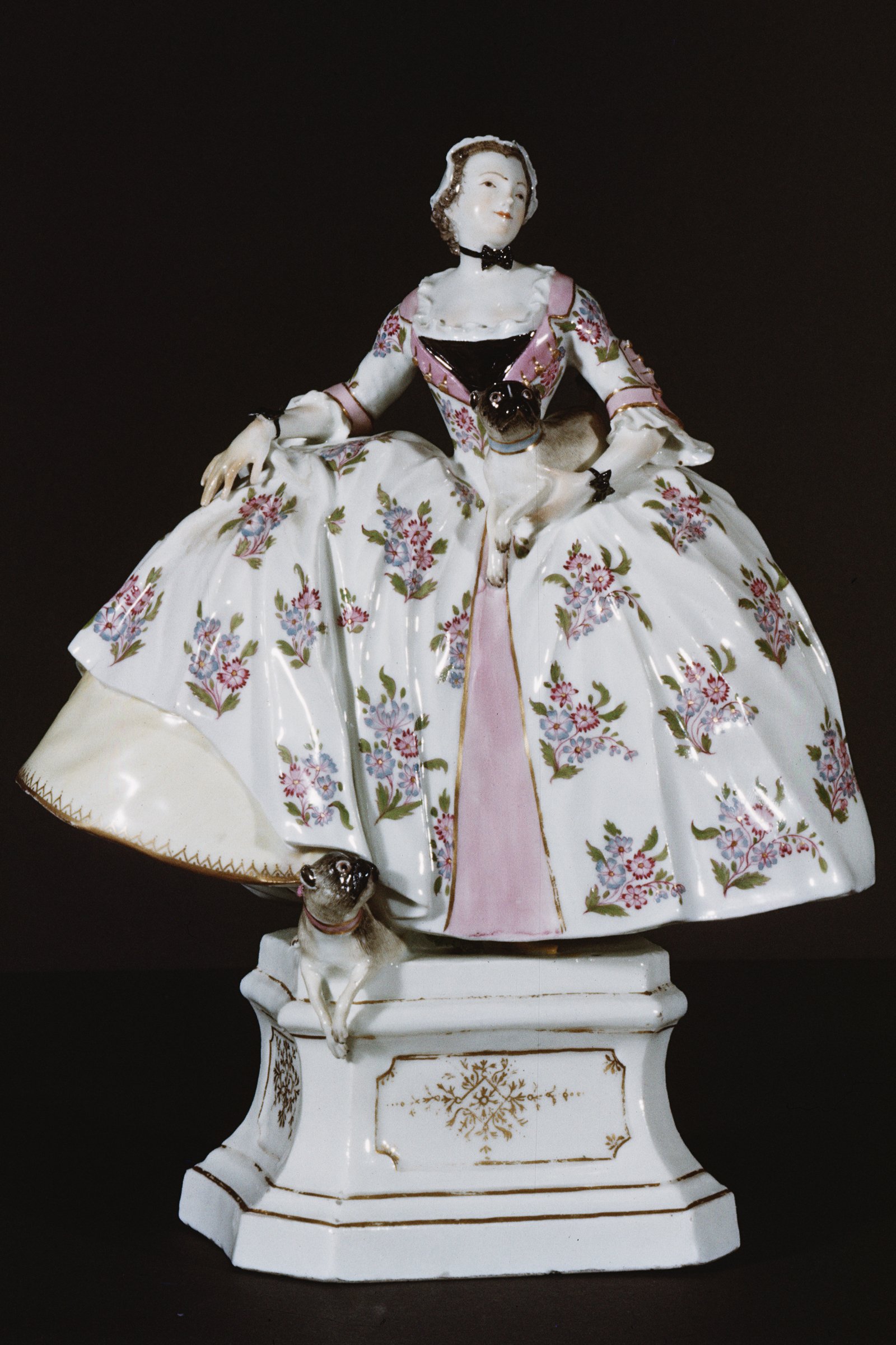 18. századi porcelán két mopsszal.