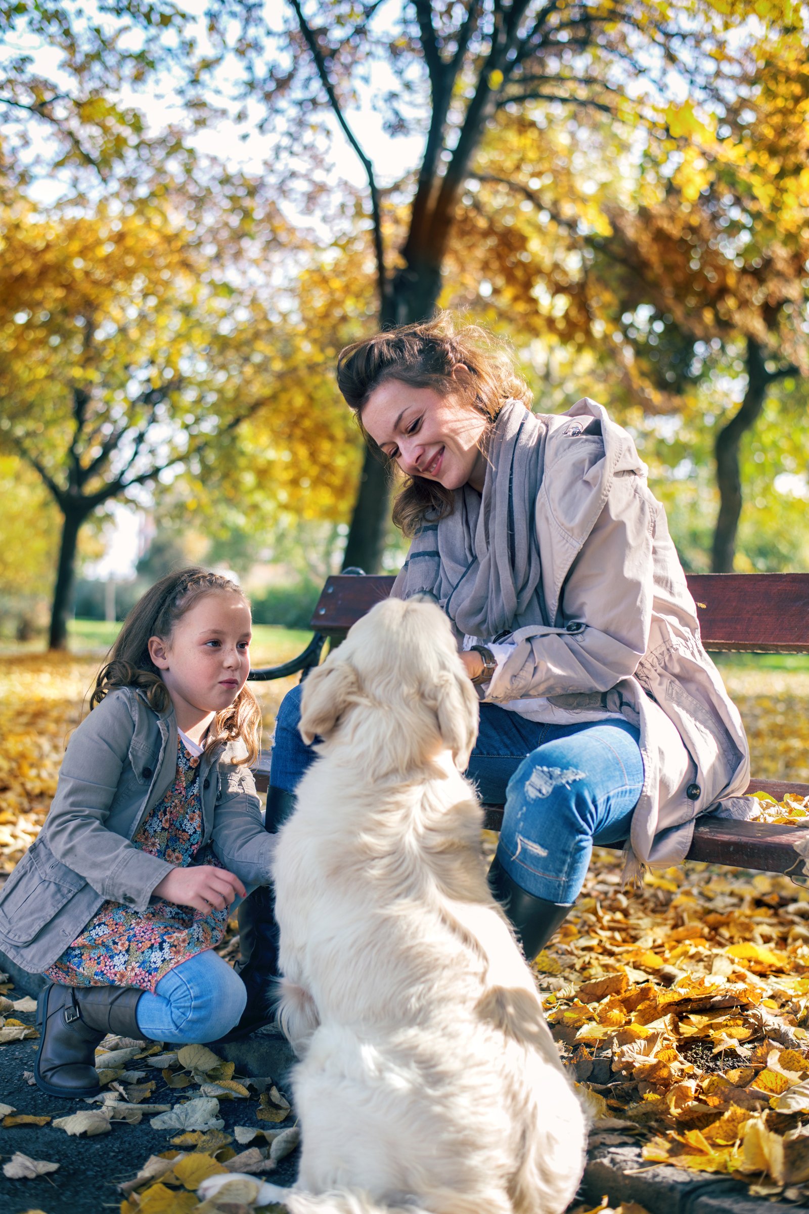 kislány kutya anyuka gazdik park ősz természet boldogság