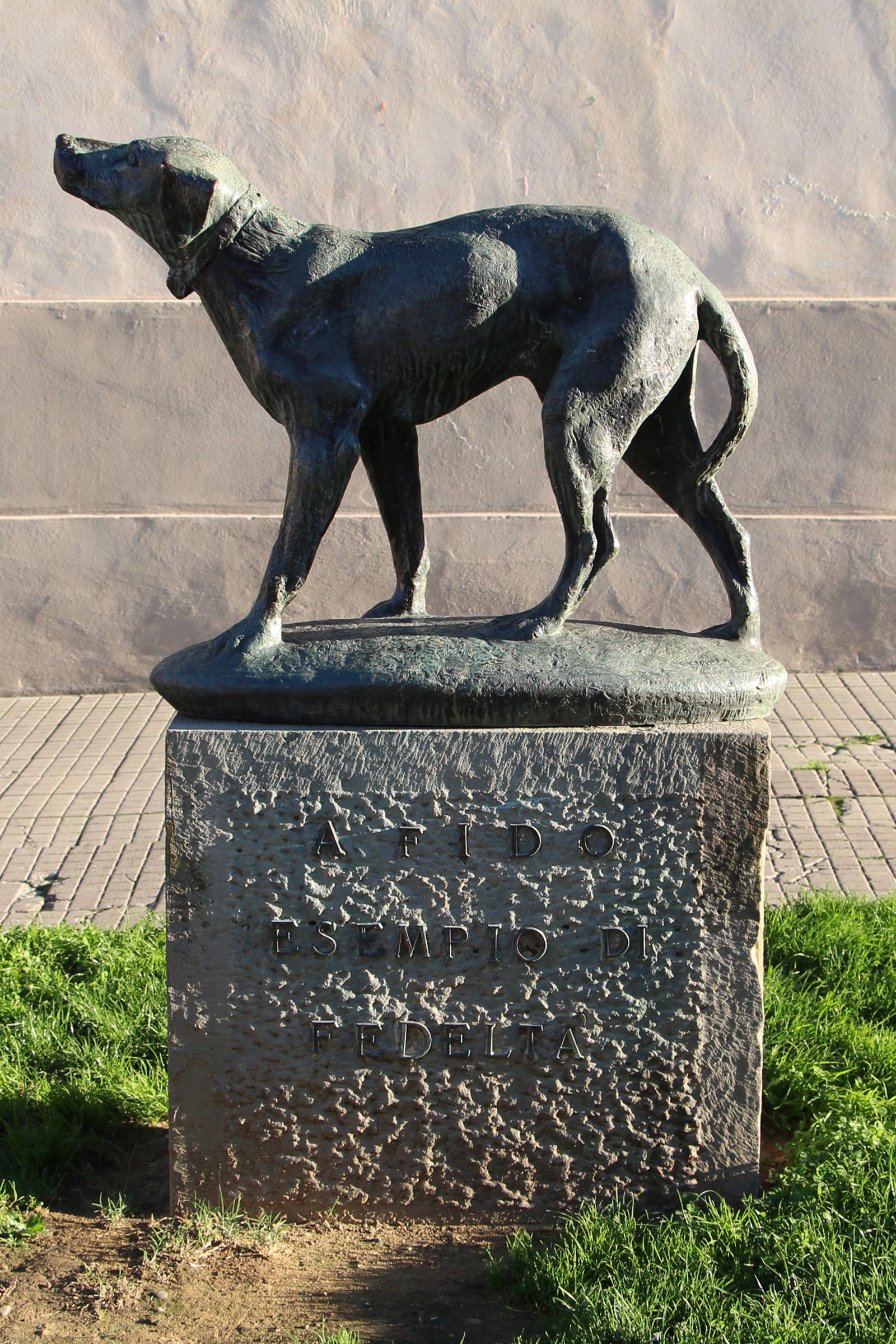 Borgo_san_lorenzo,_monumento_al_cane_fido