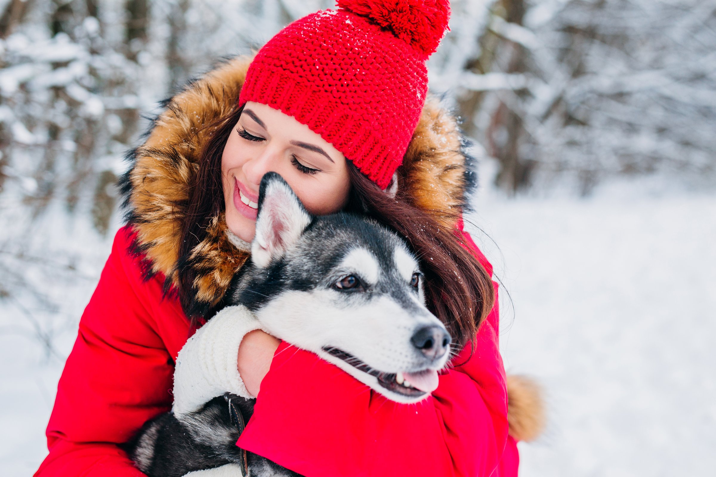 nő öleli a huskyt