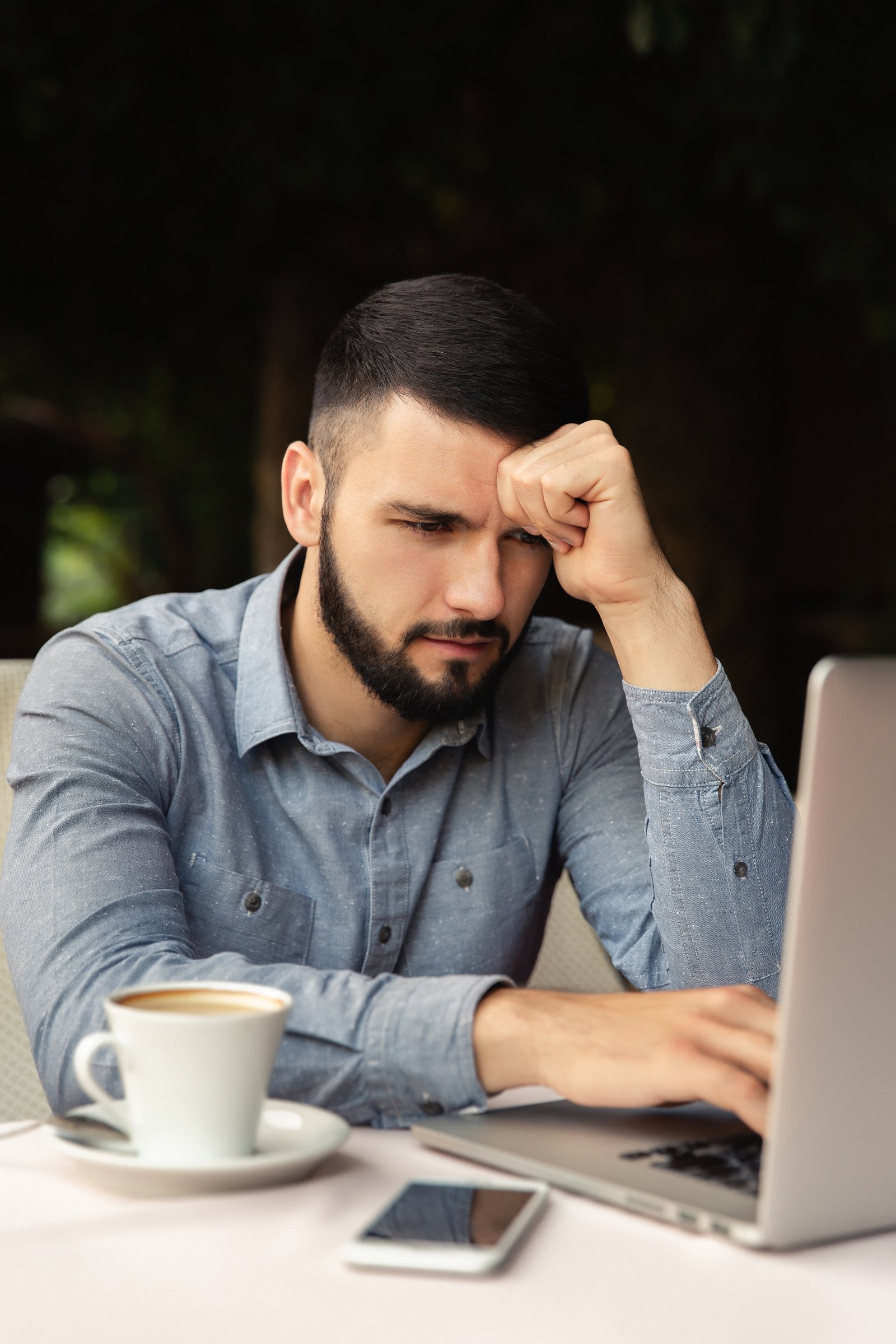férfi gazdi stressz szomorú mérges számítógép laptop otthon