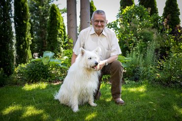 Csányi Vilmos Janka nevű kutyájával / Fotó: Ruzsovics Dorina