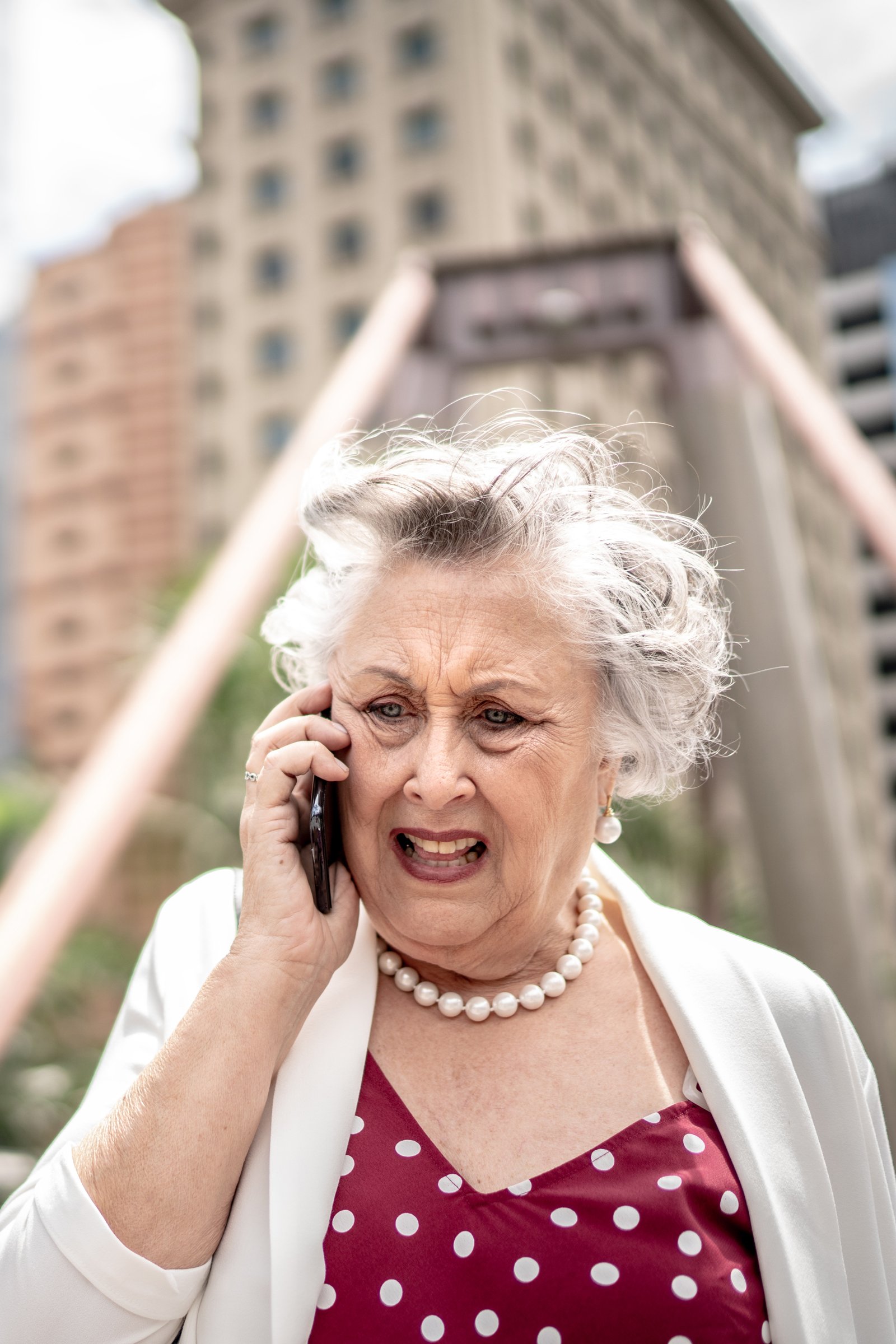 mérges öreg idős néni nő telefonál