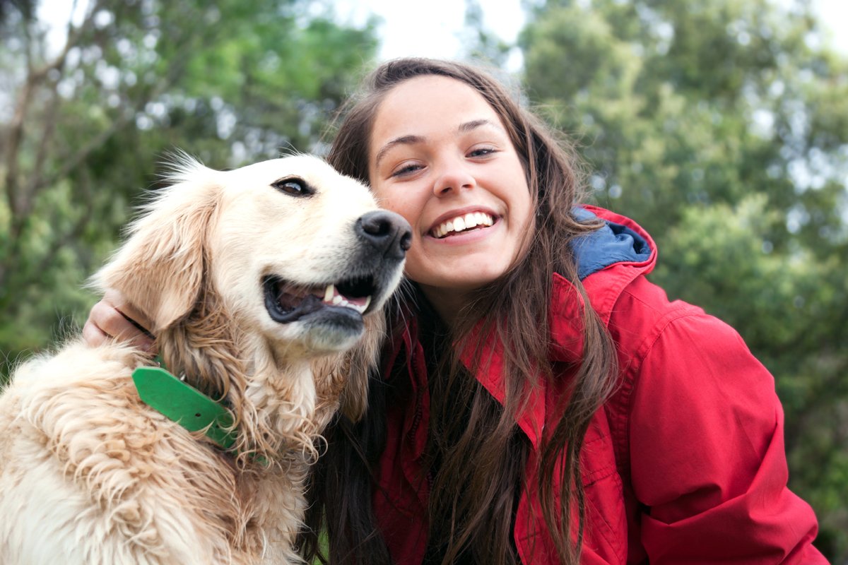 nő lány golden retriever szeretet ölelés