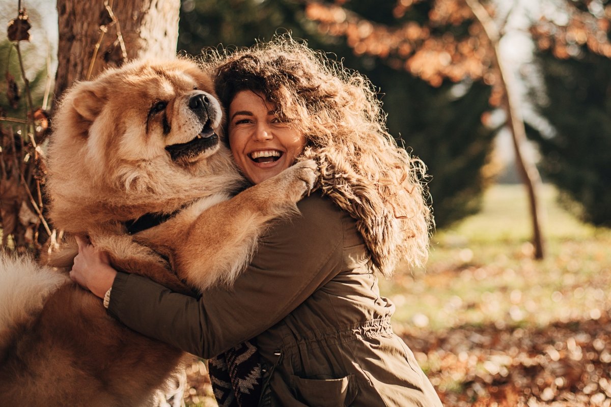 csaucsau nő mosoly boldog mosolyog ölelés ősz