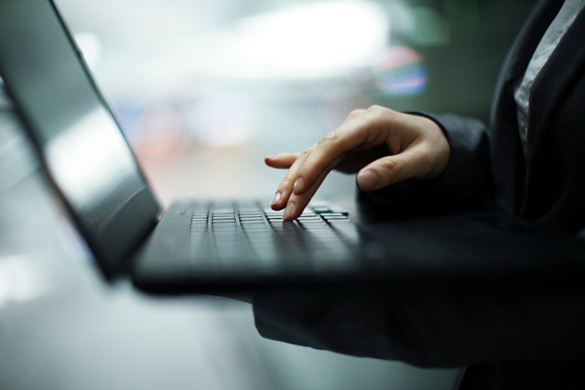 laptop számítógép közösségi média