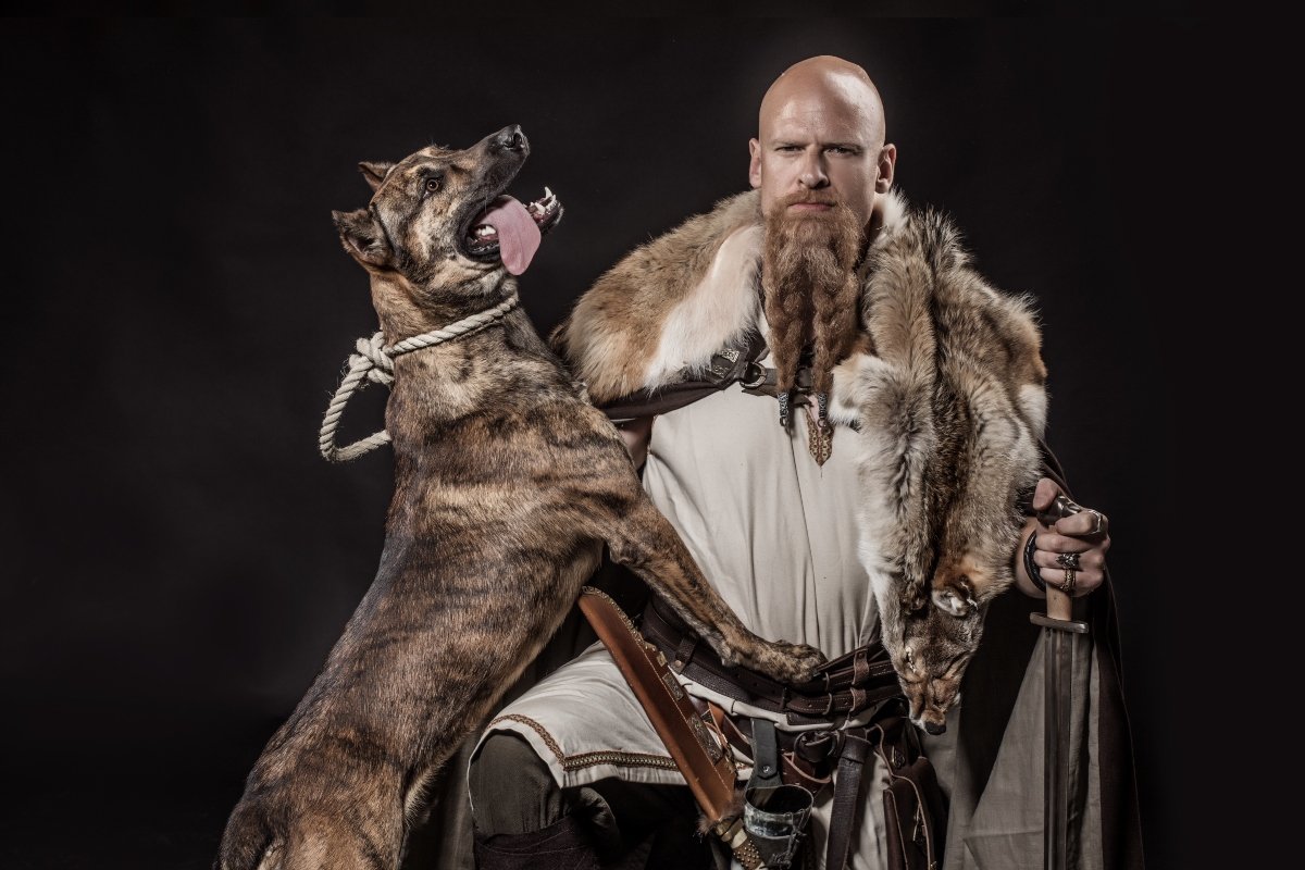 viking és kutyájával