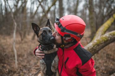 malinois mentőkutya a gazdájával