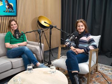 Perlaki Fanni és dr. Fodor Kinga a podcast stúdióban ül