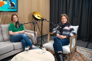 Perlaki Fanni és dr. Fodor Kinga a podcast stúdióban ül