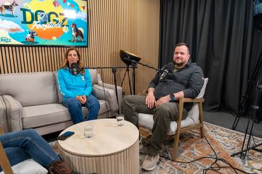Janovszky Gergely és Vámosi-Nagy Nóra a podcast stúdióban