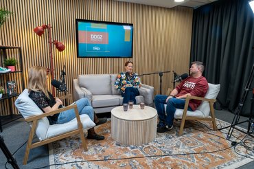 podcast stúdióban beszélgetés