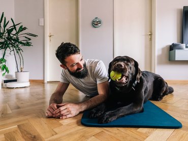 Gazdi fekszik kutyája mellett a földön