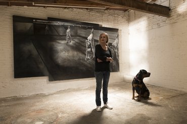 kutya és gazdája a múzeumban