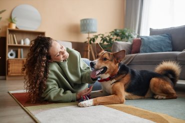 boldog gazdi szönyegen fekszik a kutyájával