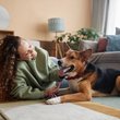 boldog gazdi szönyegen fekszik a kutyájával