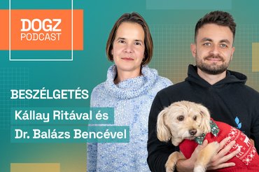 Két vendég ül egy kutyával a stúdióban