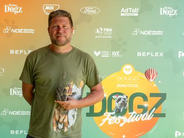 Csörgő Balázs kutyakiképző a DOGZ-díjjal
