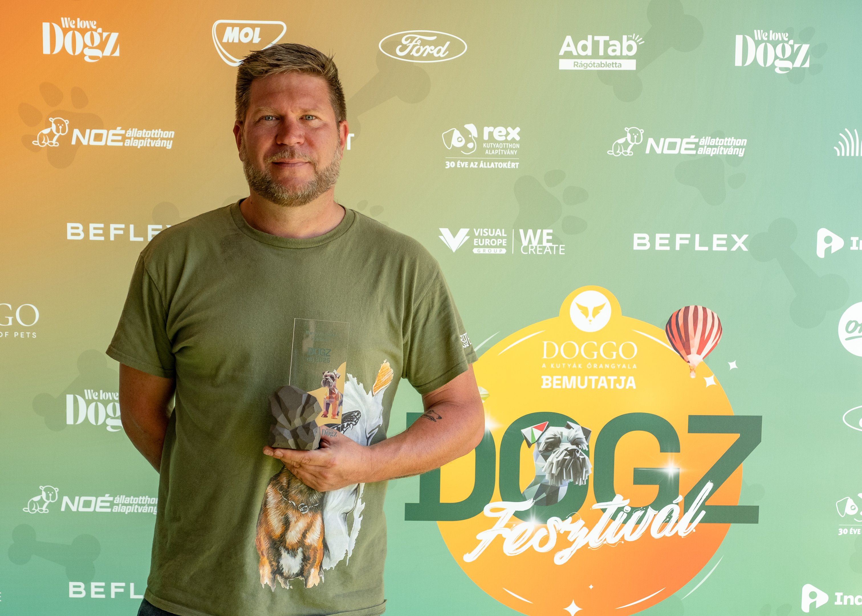 Csörgő Balázs kutyakiképző a DOGZ-díjjal