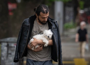 Férfi kutyával a kezében