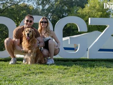 fiatal pár és golden retrievere a dogz fesztiválon 2025