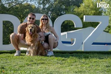 fiatal pár és golden retrievere a dogz fesztiválon 2025