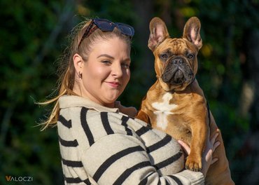 francia bulldog gazdájával
