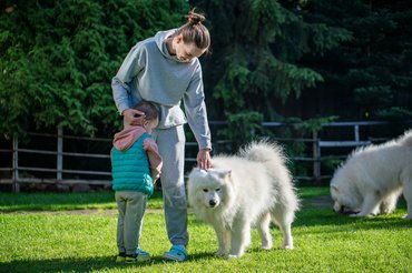 kisgyerek fél a kutyától és az anyjához bújik