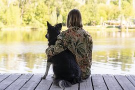 kutya a gazdájával vízparton
