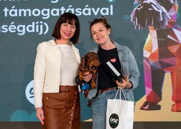 reiber gabriella és györgyi anna a dogz dájátadón