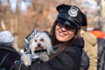 rendőr lány kutyájával