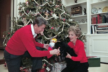 Ronald és Nancy Reagan kutyájukkal karácsonykor