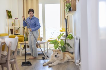 takarító nő kutyával